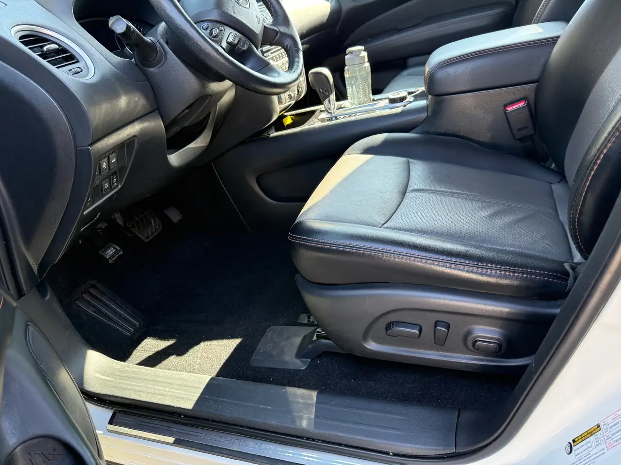 Nissan Pathfinder снимка Nissan Pathfinder