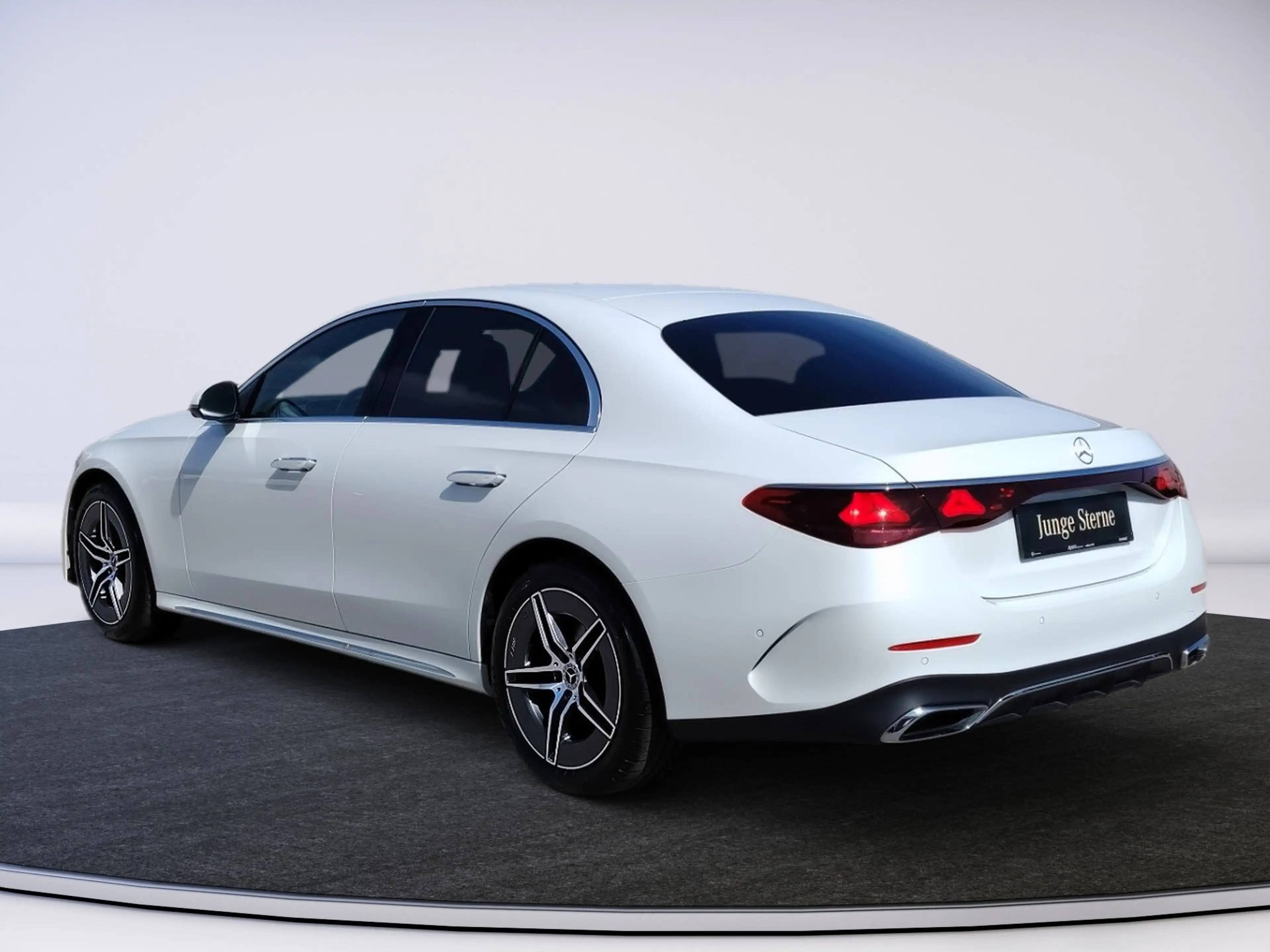 Mercedes-Benz E 220 d AMG-Line Distronic Plus — photo 4