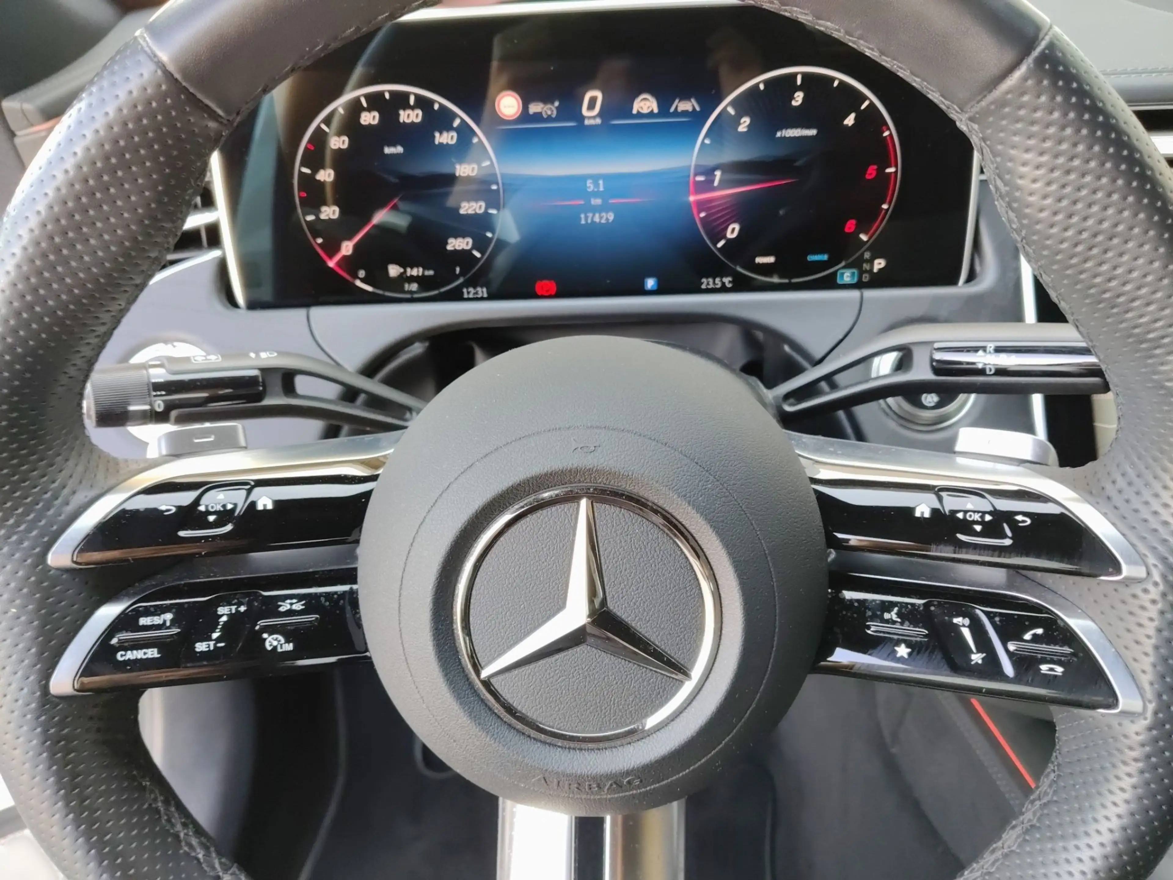 Mercedes-Benz E 220 d AMG-Line Distronic Plus — photo 11