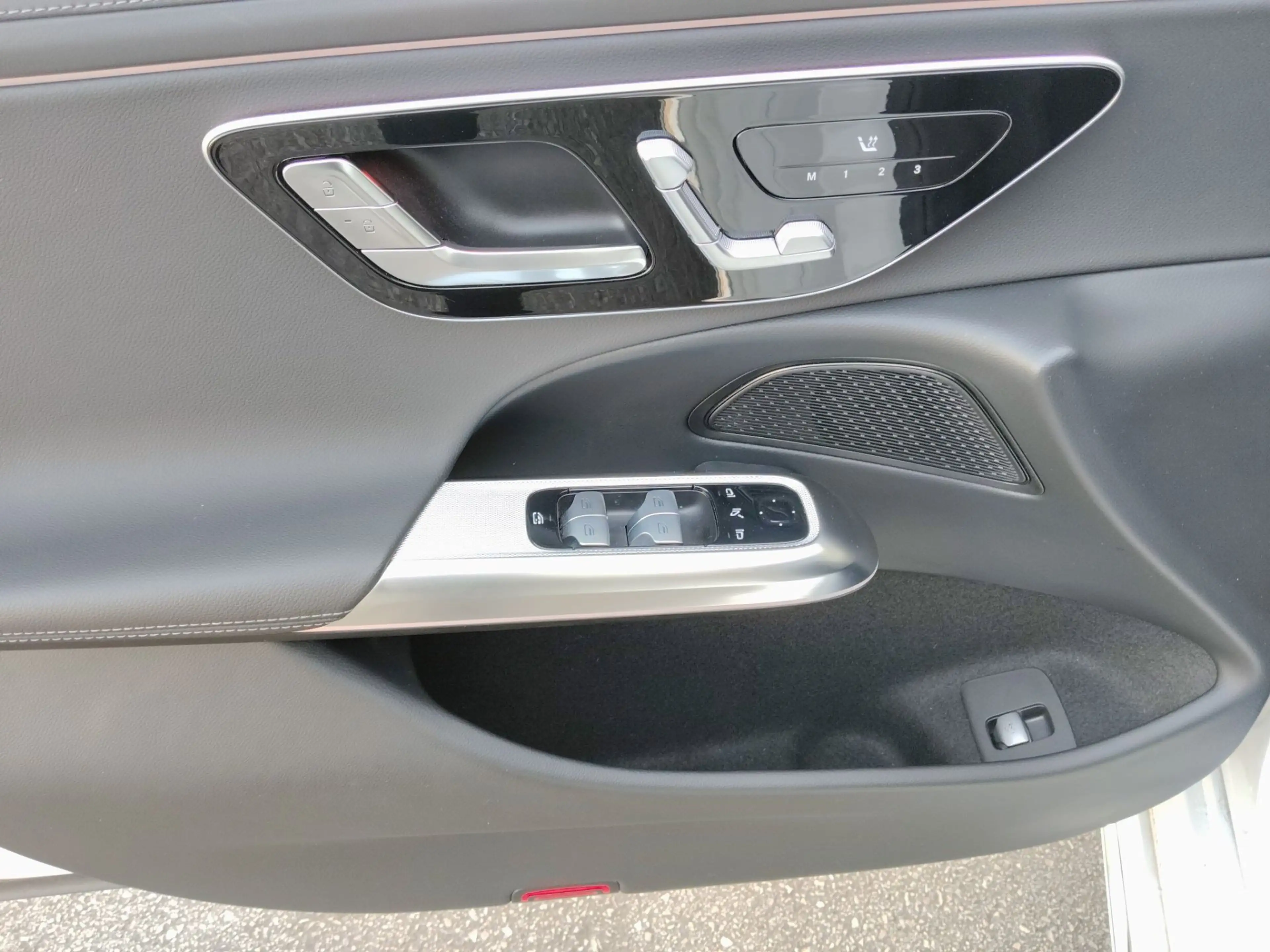 Mercedes-Benz E 220 d AMG-Line Distronic Plus — photo 14