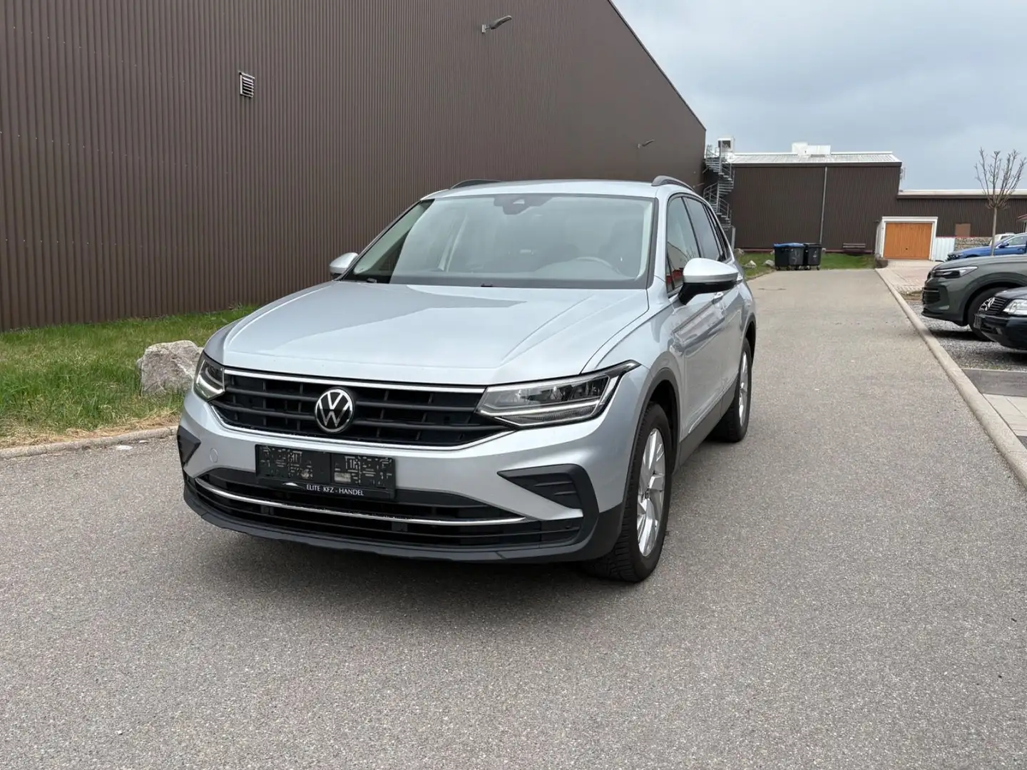Volkswagen Tiguan Life 4Motion ACC AHK LED Standheiz* Navi Zilver - 2