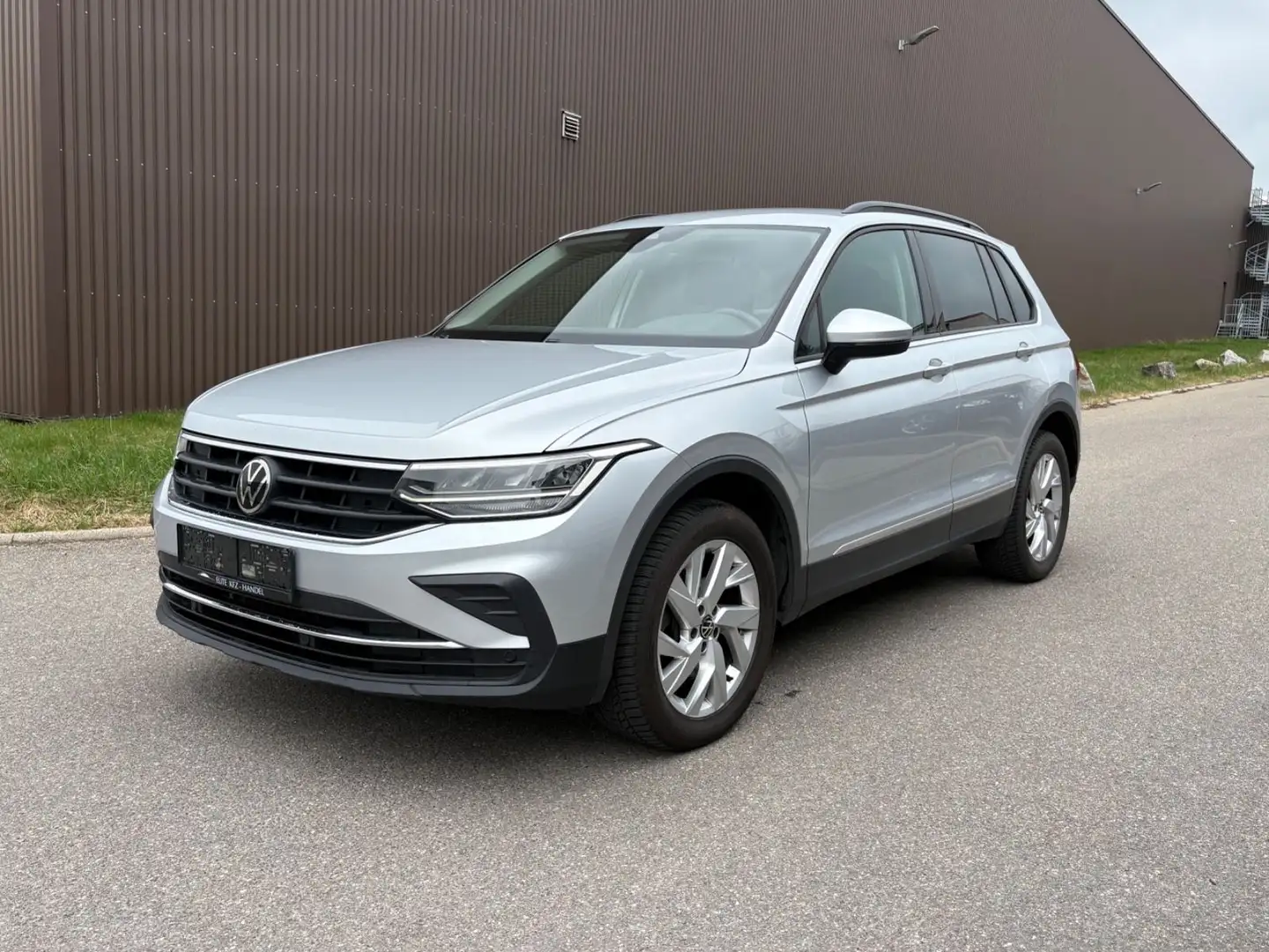 Volkswagen Tiguan Life 4Motion ACC AHK LED Standheiz* Navi Zilver - 1