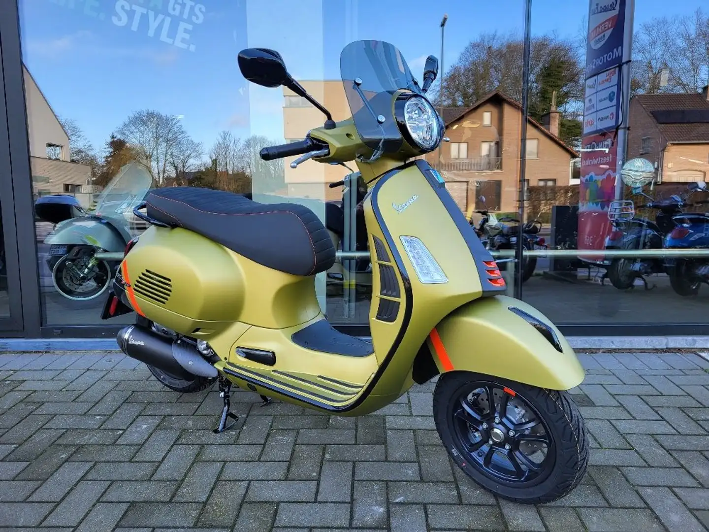Vespa GTS Super Sport 300 Model 2024, keyless Verde - 1