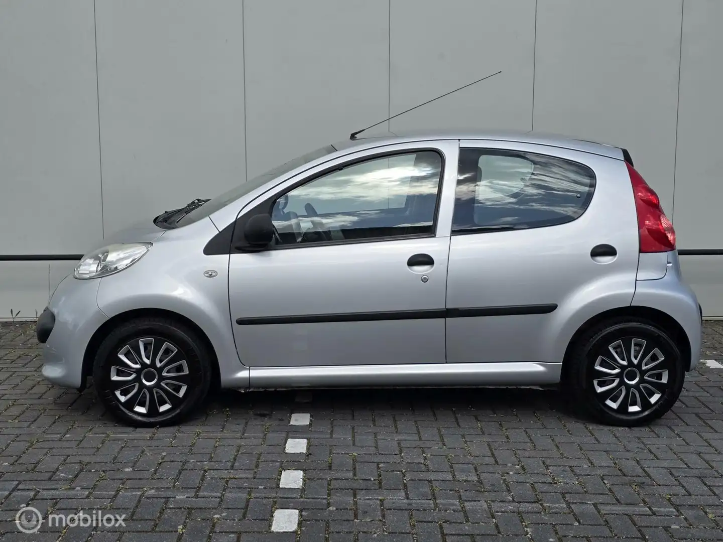 Peugeot 107 1.0-12V XR Nieuwe APK! 124DKM! Grau - 2