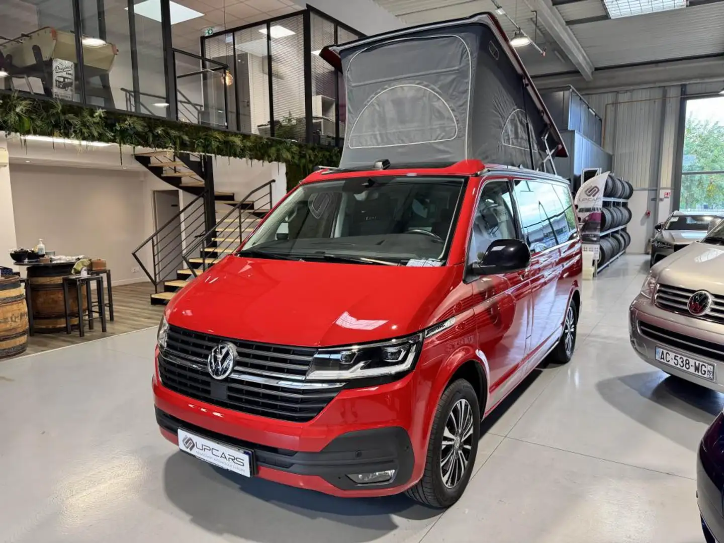 Volkswagen T6.1 2.0 TDI 150 BEACH CAMPER EDITION DSG7 Rood - 1