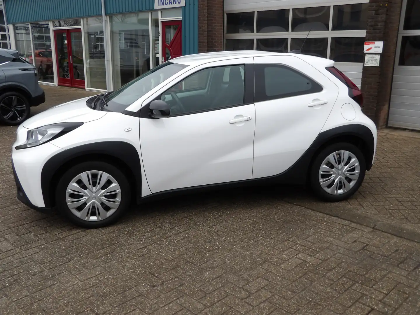 Toyota Aygo X 1.0 VVT-i S-CVT Play Weiß - 2