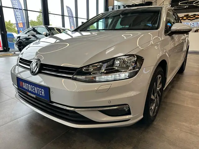 Volkswagen Golf view 4