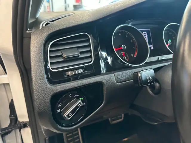 Volkswagen Golf view 9
