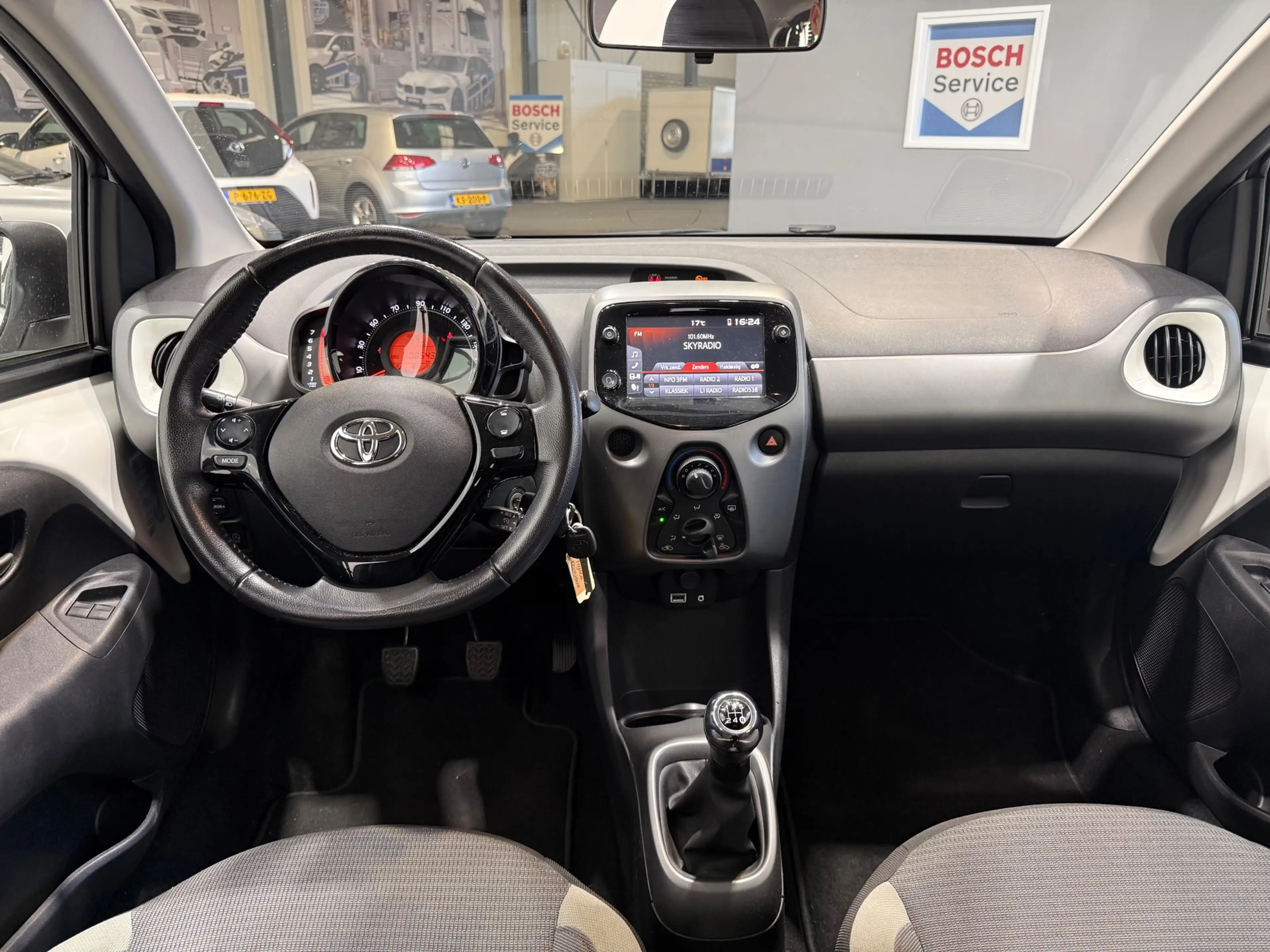 Toyota Aygo 1.0 VVT-i x-play — photo 6
