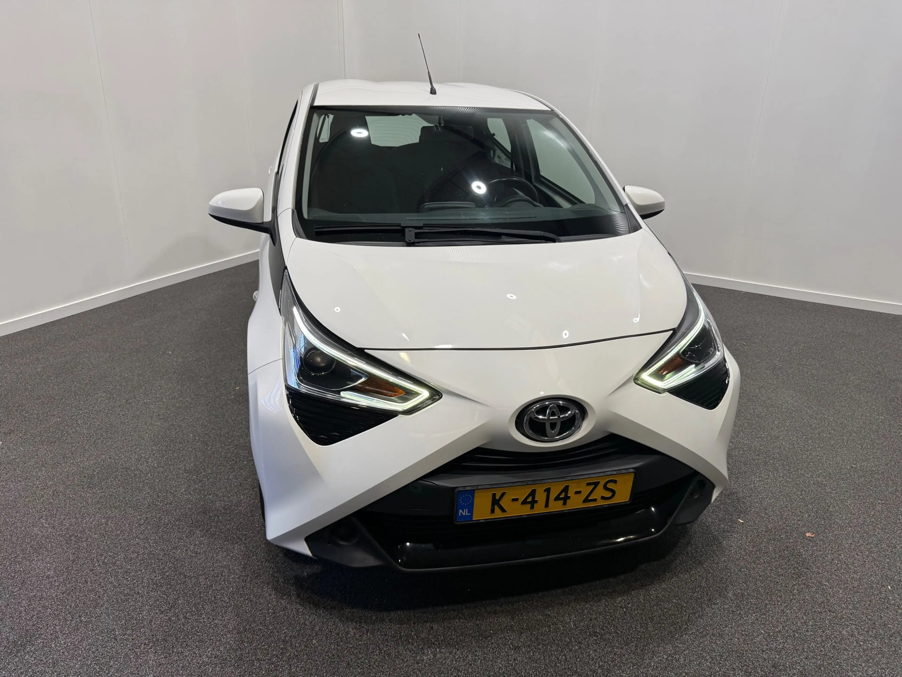 Toyota Aygo 1.0 VVT-i x-play — photo 2