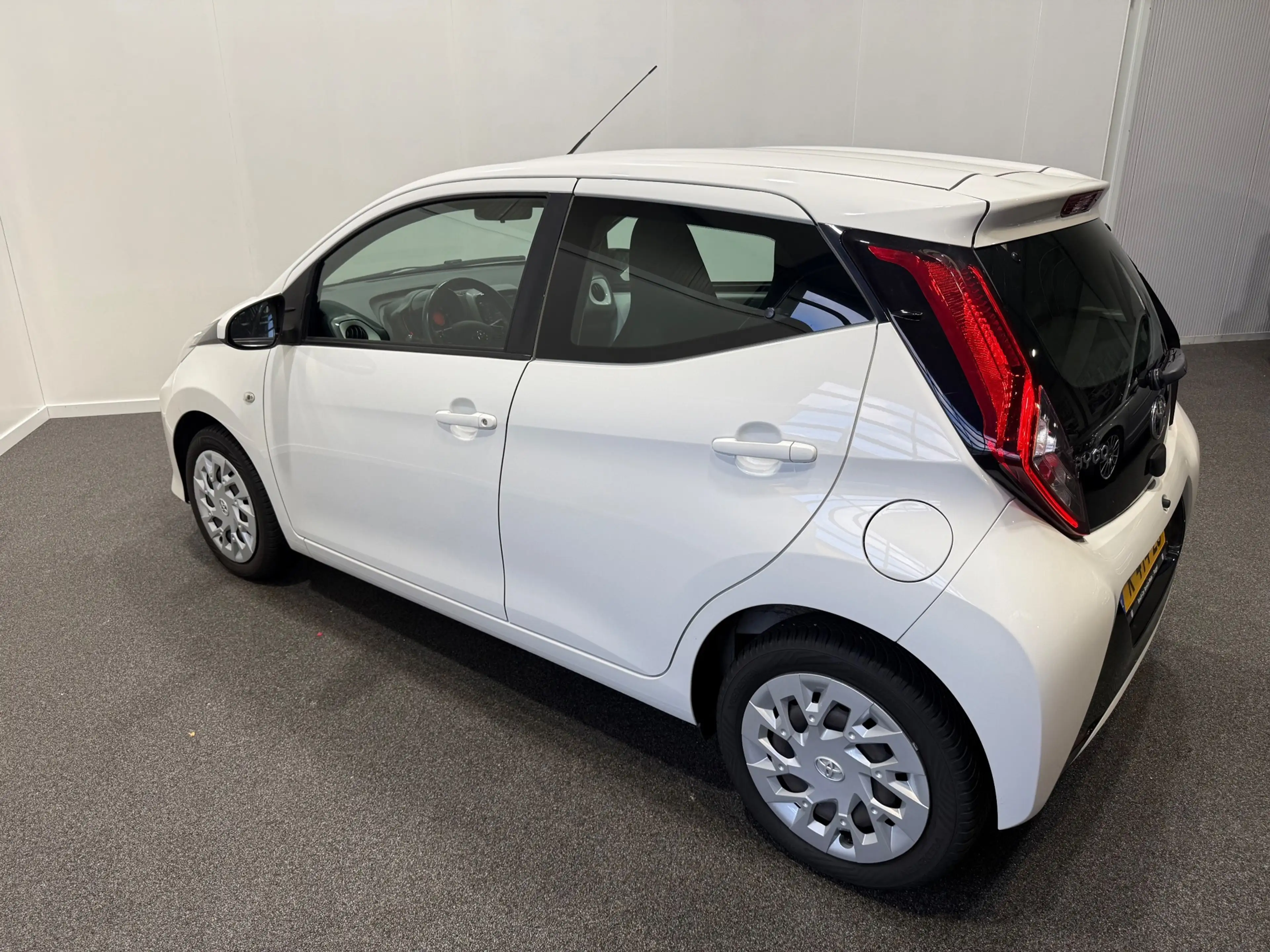 Toyota Aygo 1.0 VVT-i x-play — photo 21