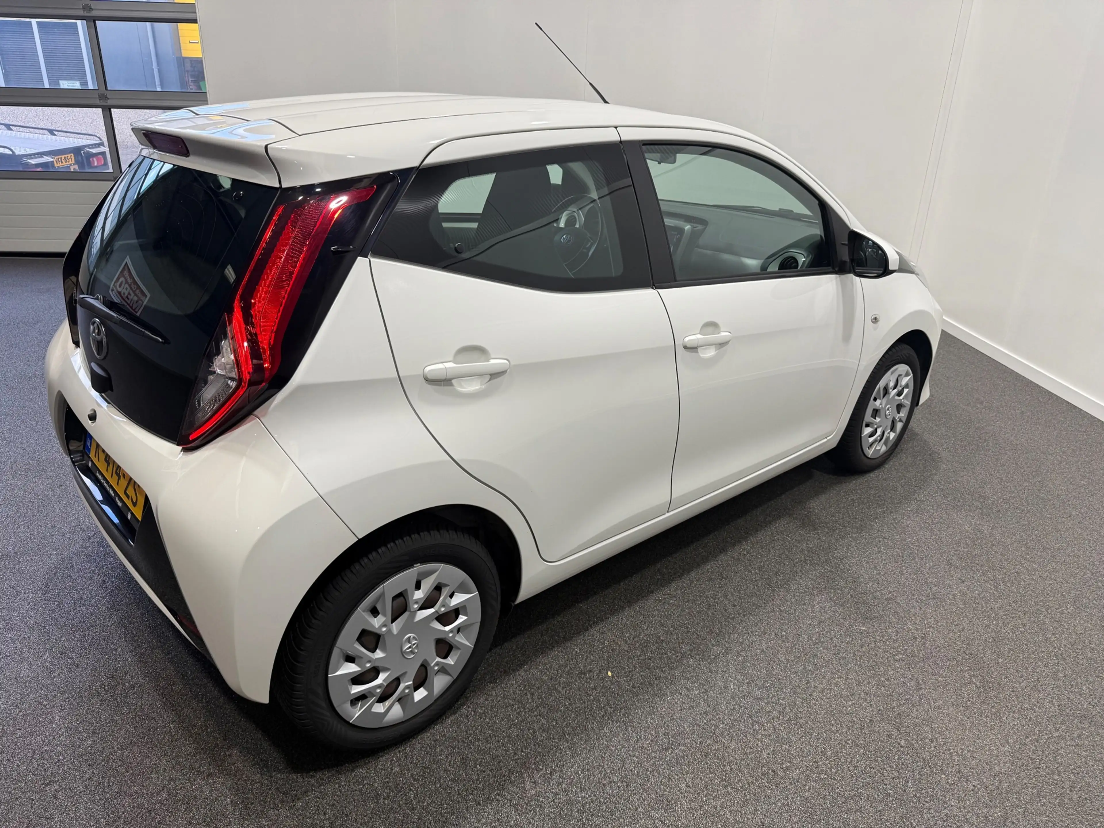 Toyota Aygo 1.0 VVT-i x-play — photo 20