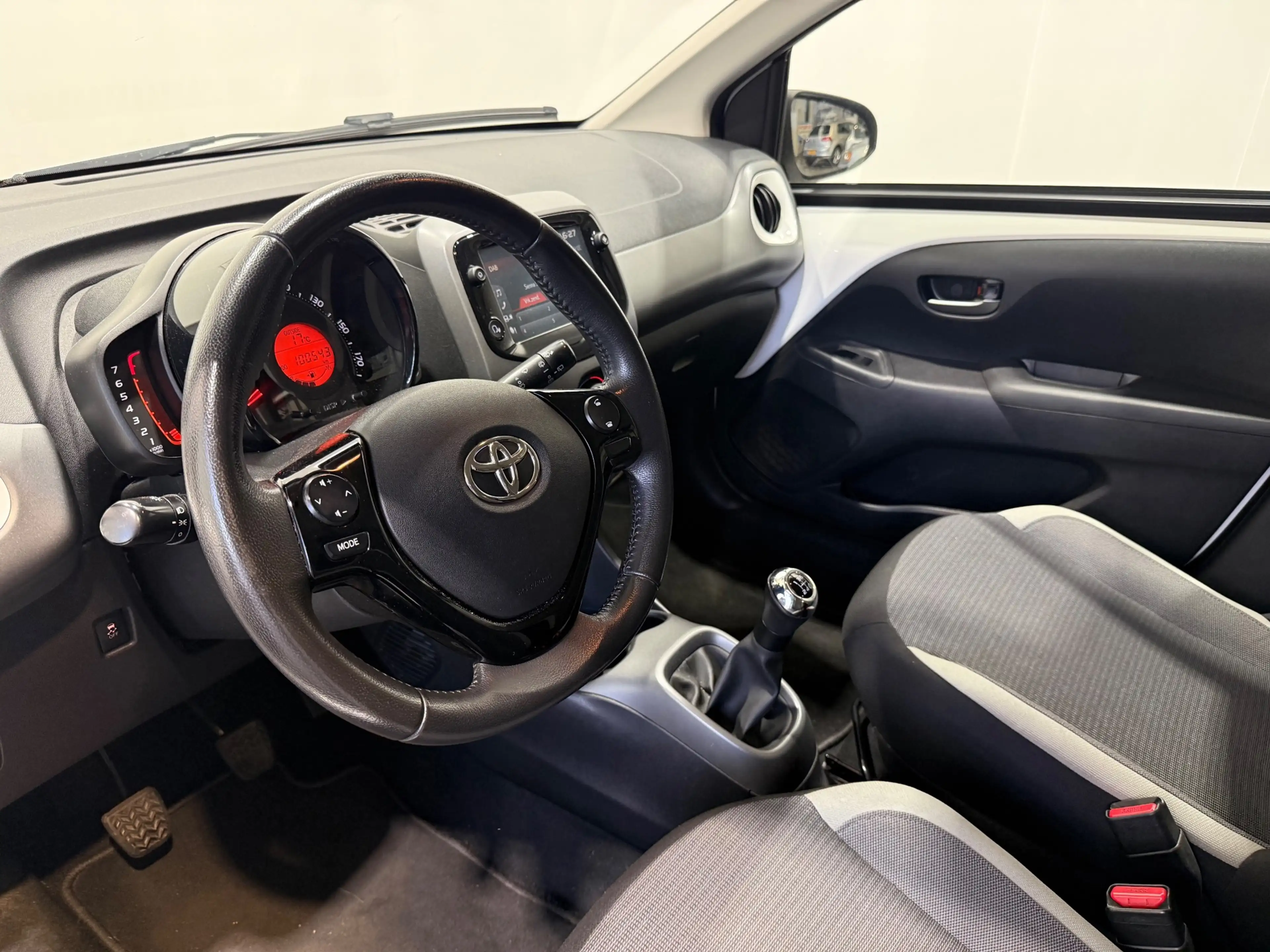 Toyota Aygo 1.0 VVT-i x-play — photo 19