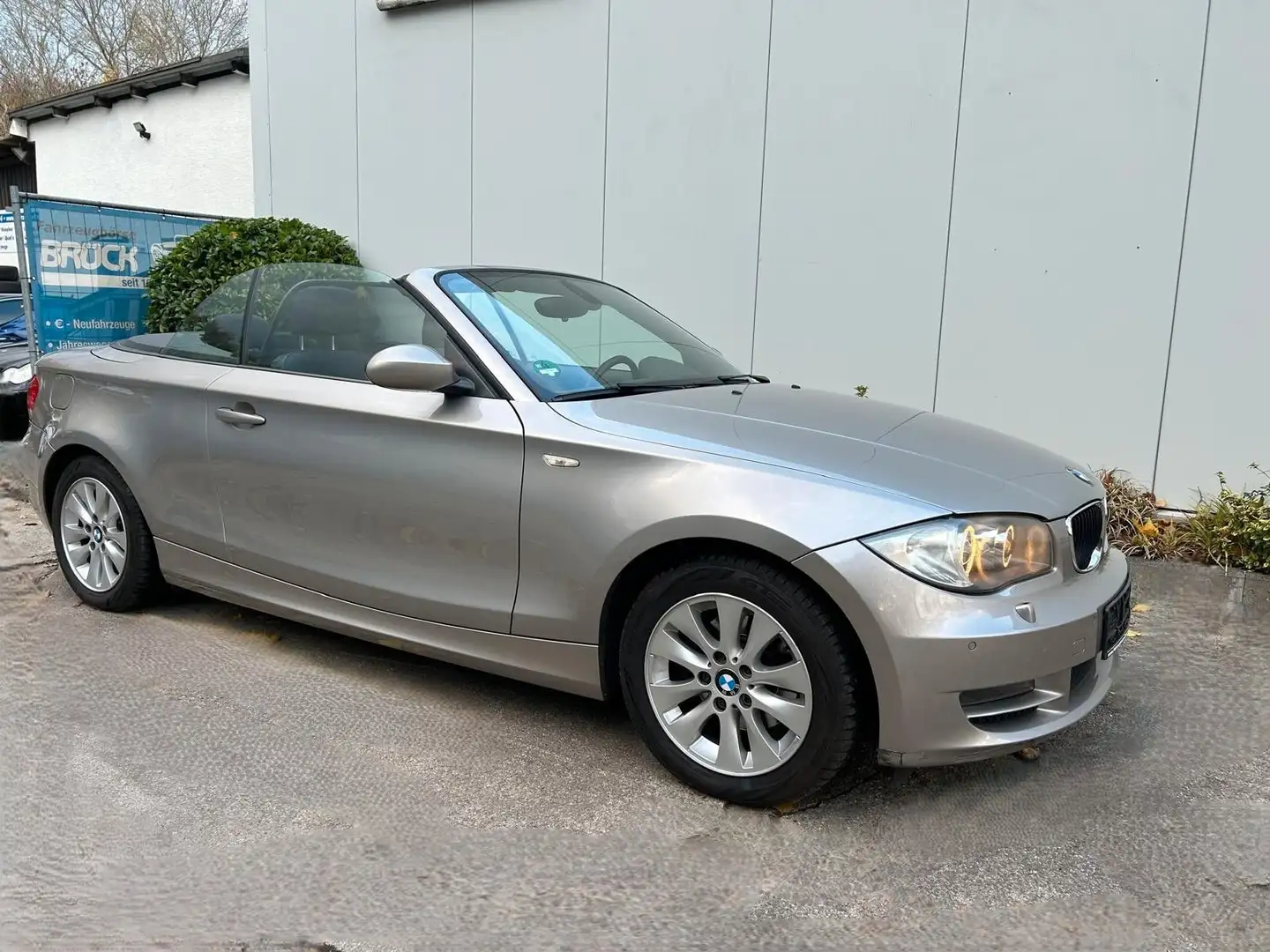 BMW 118 1er Cabrio 118i Automatik  2. Hd top Zustand Silber - 1