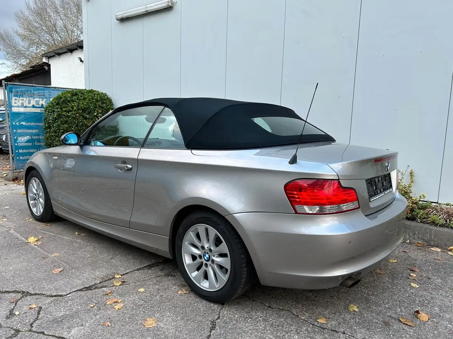 BMW 118 1er Cabrio 118i Automatik 2. Hd top Zustand Argent - 2