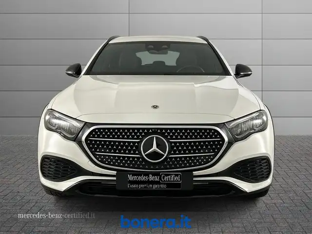 Mercedes-Benz E-Class view 4