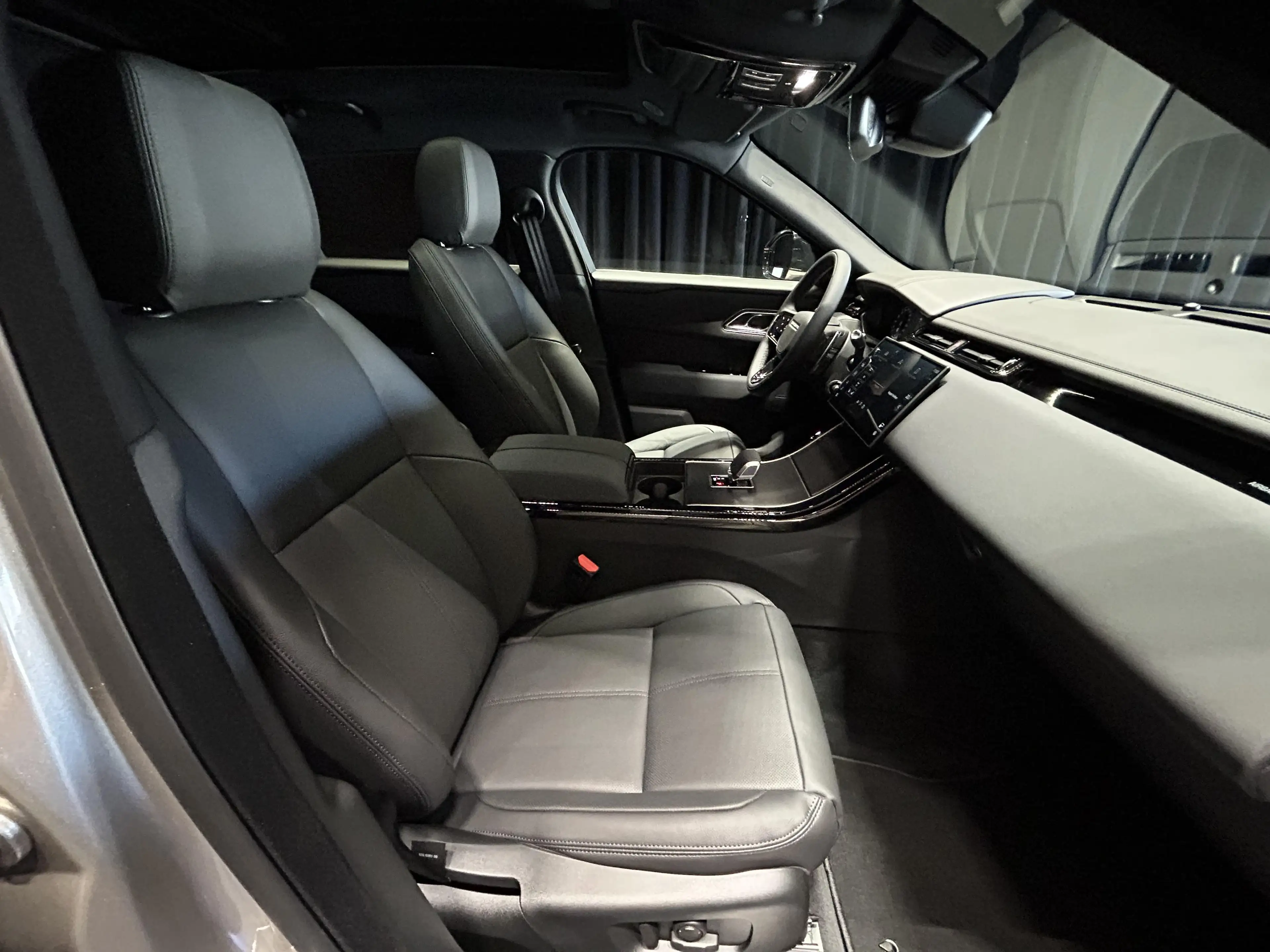 Land Rover Range Rover Velar P400e Dyn SE AWD Auto — photo 3