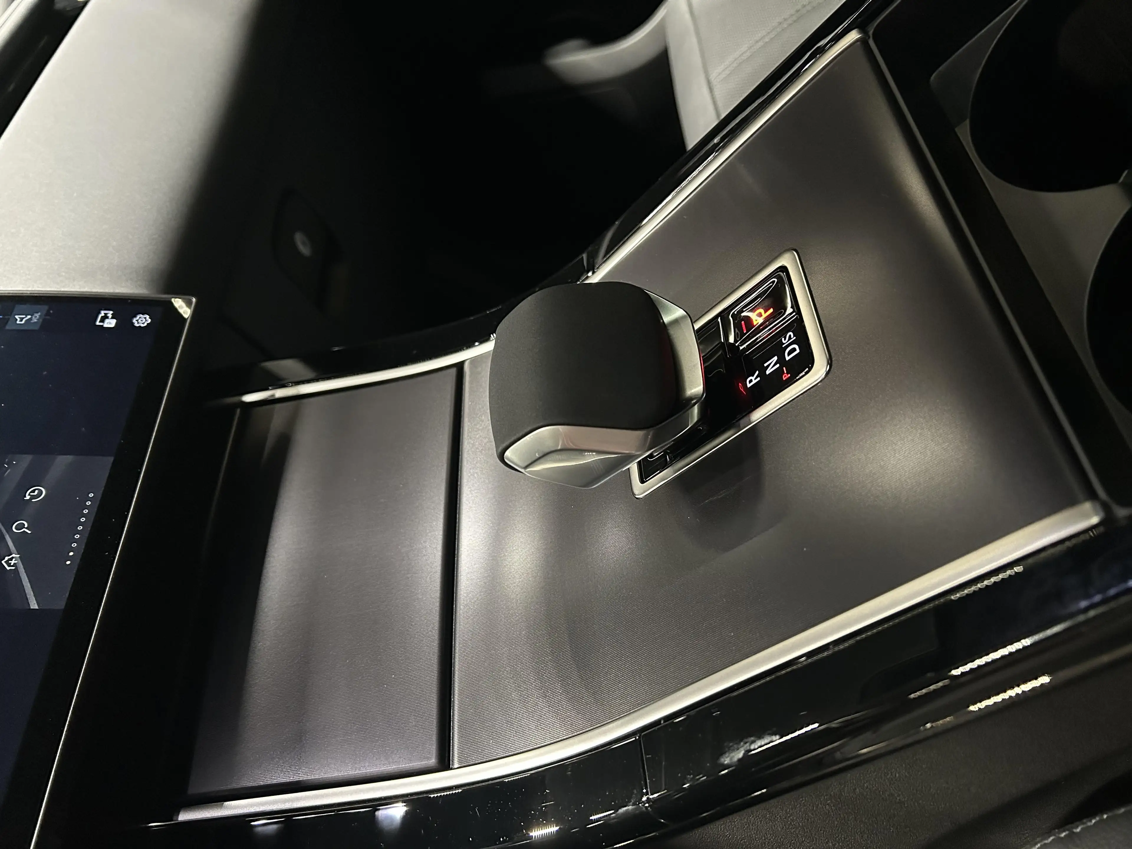 Land Rover Range Rover Velar P400e Dyn SE AWD Auto — photo 14