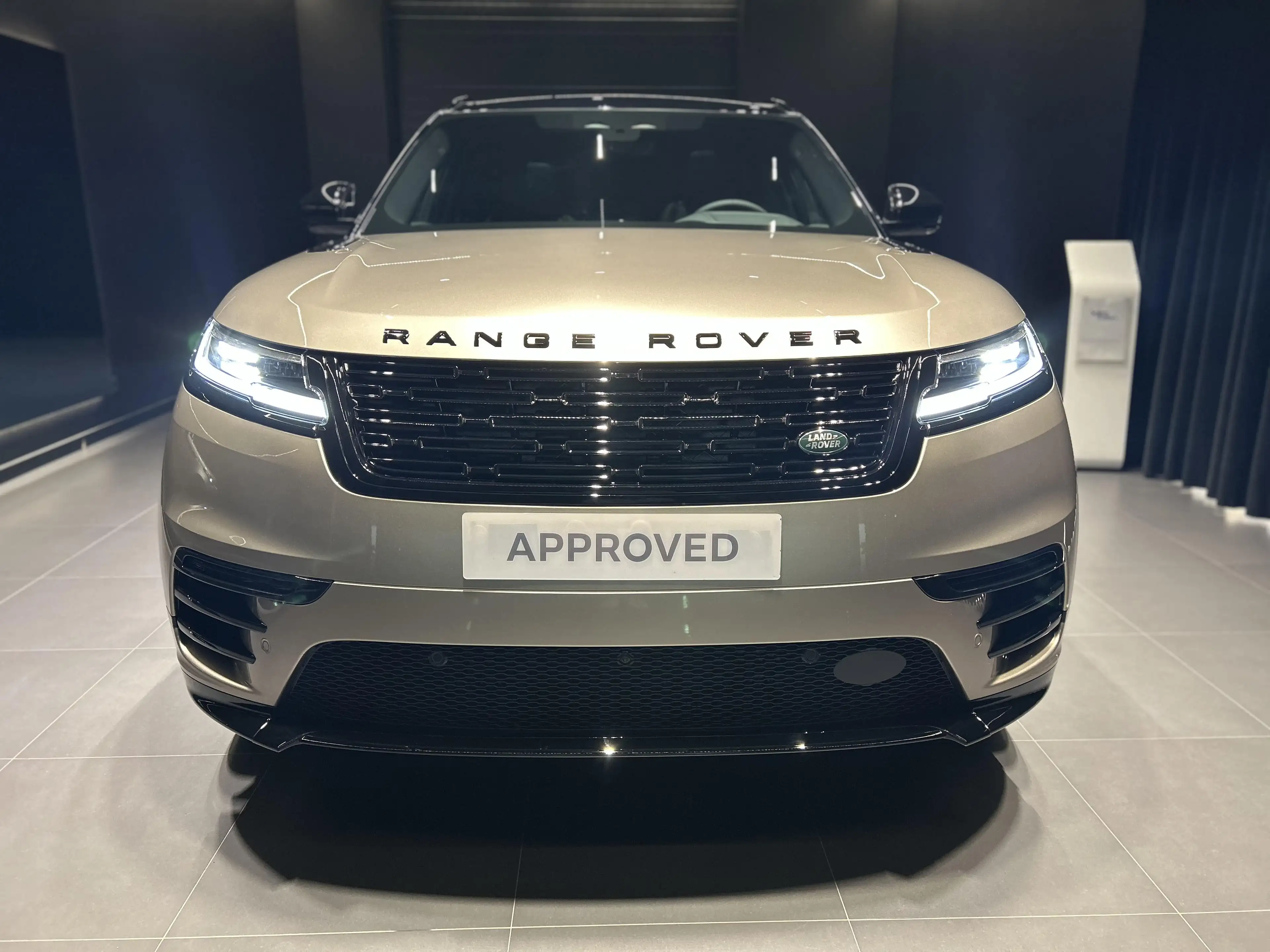 Land Rover Range Rover Velar P400e Dyn SE AWD Auto — photo 8