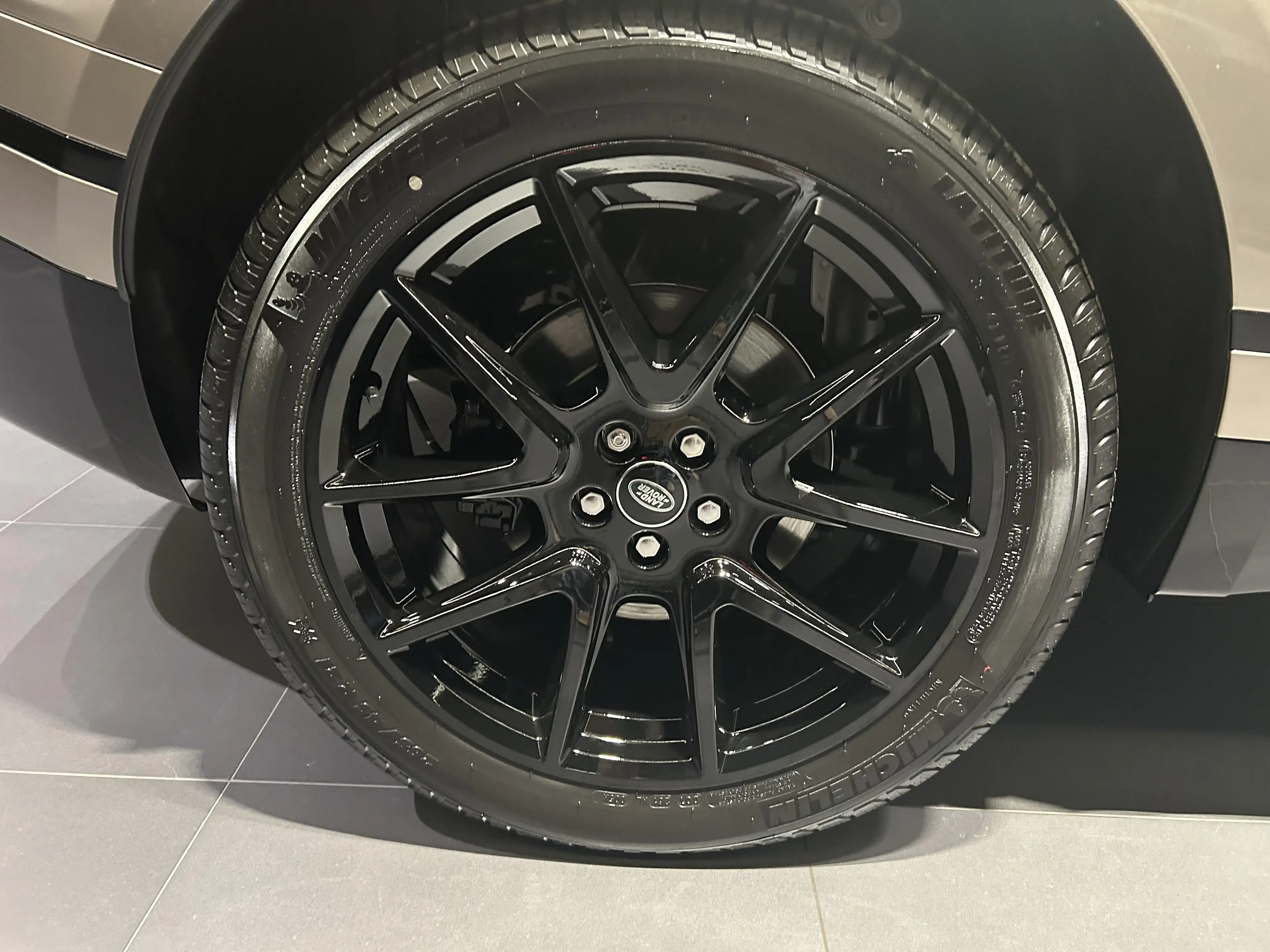 Land Rover Range Rover Velar P400e Dyn SE AWD Auto — photo 9