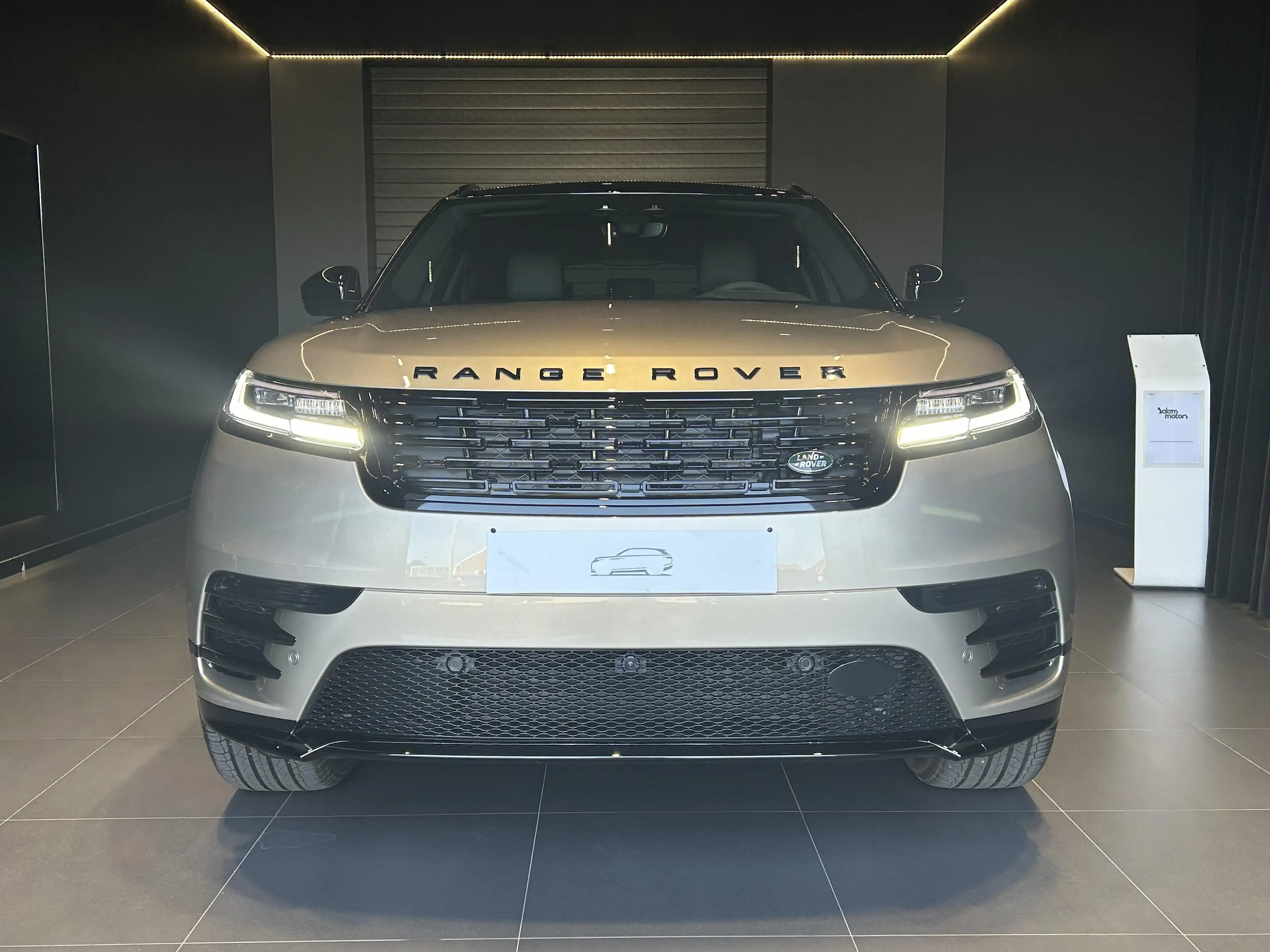 Land Rover Range Rover Velar P400e Dyn SE AWD Auto — photo 15