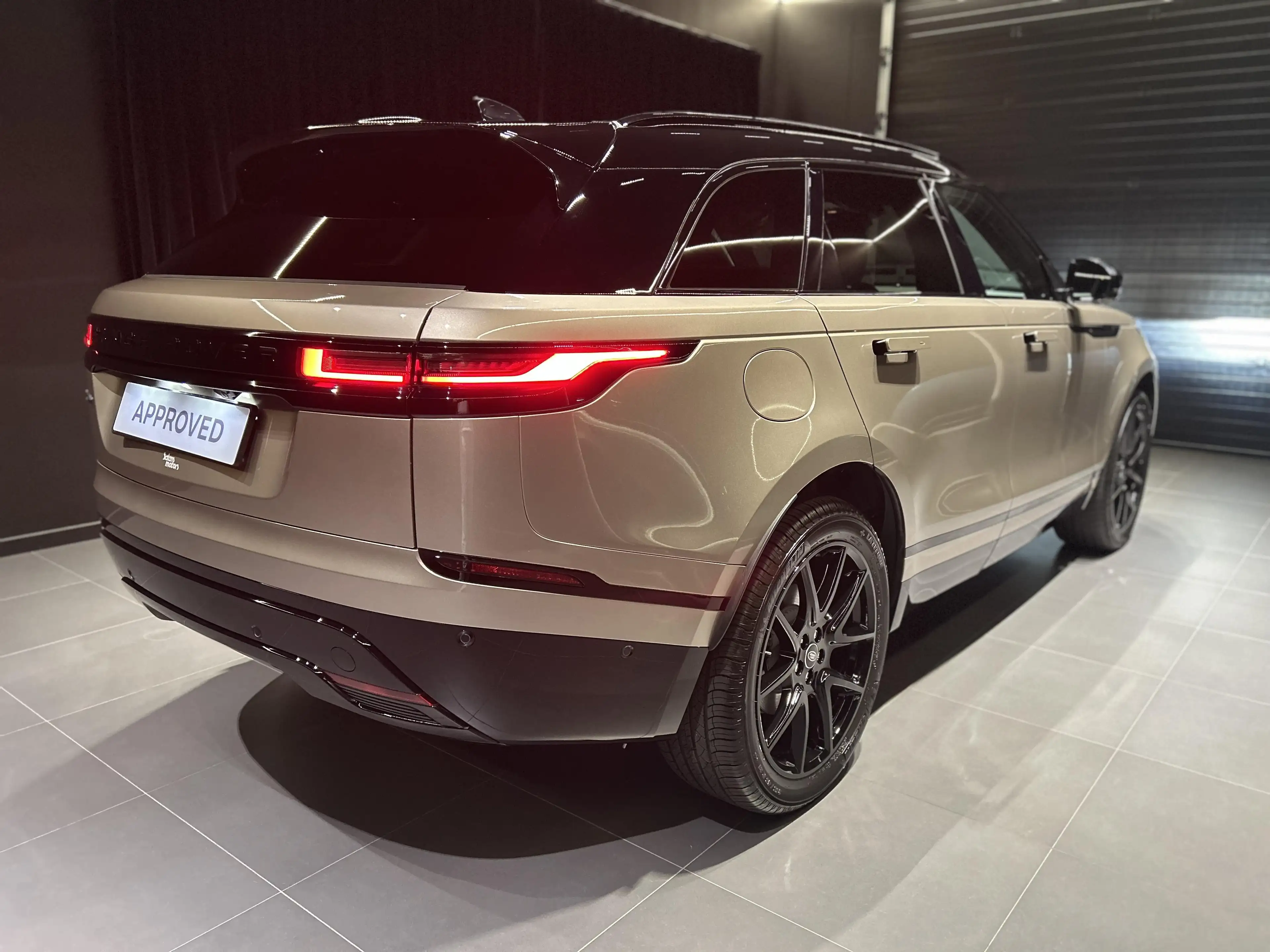 Land Rover Range Rover Velar P400e Dyn SE AWD Auto — photo 2