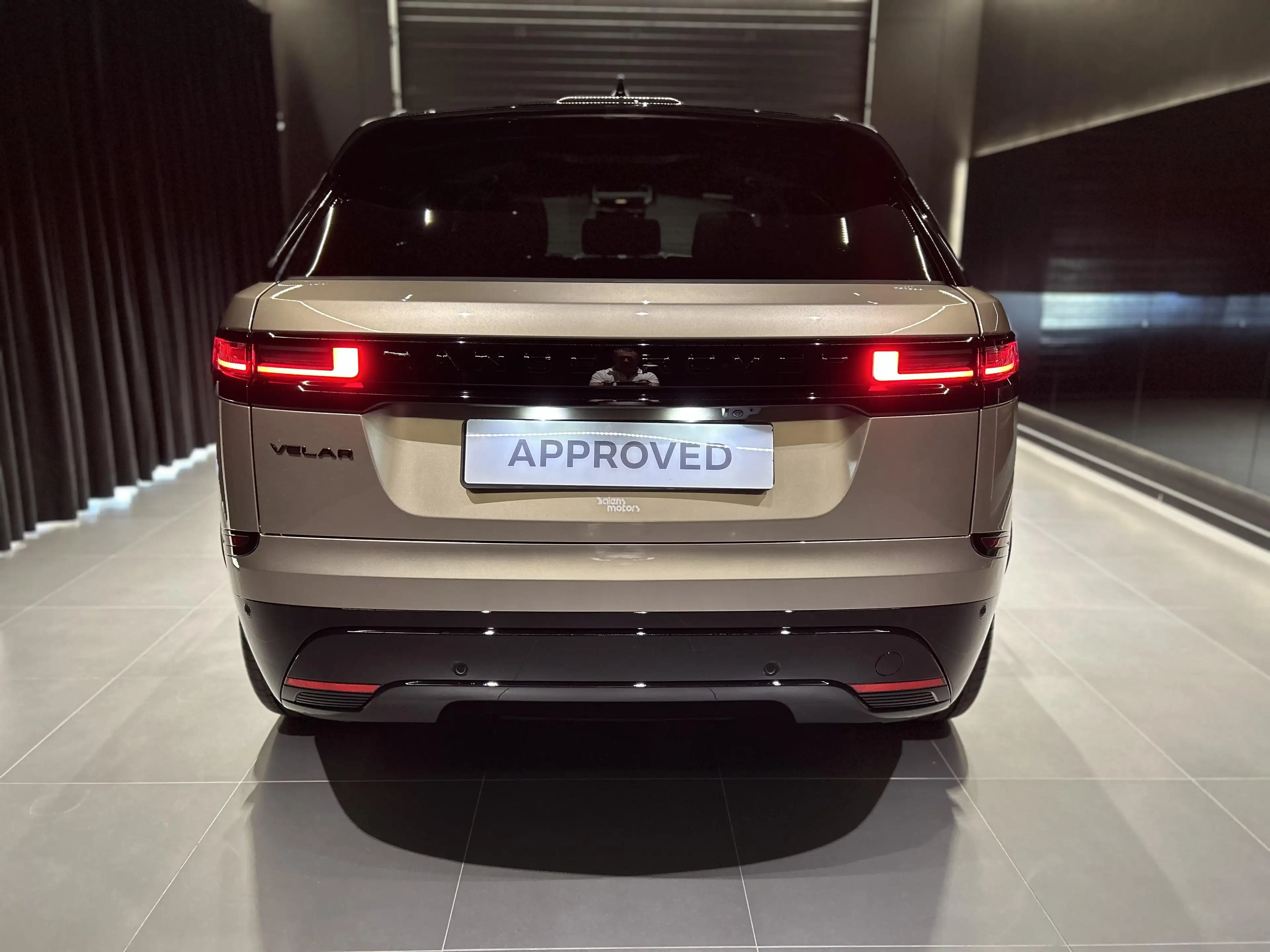 Land Rover Range Rover Velar P400e Dyn SE AWD Auto — photo 7