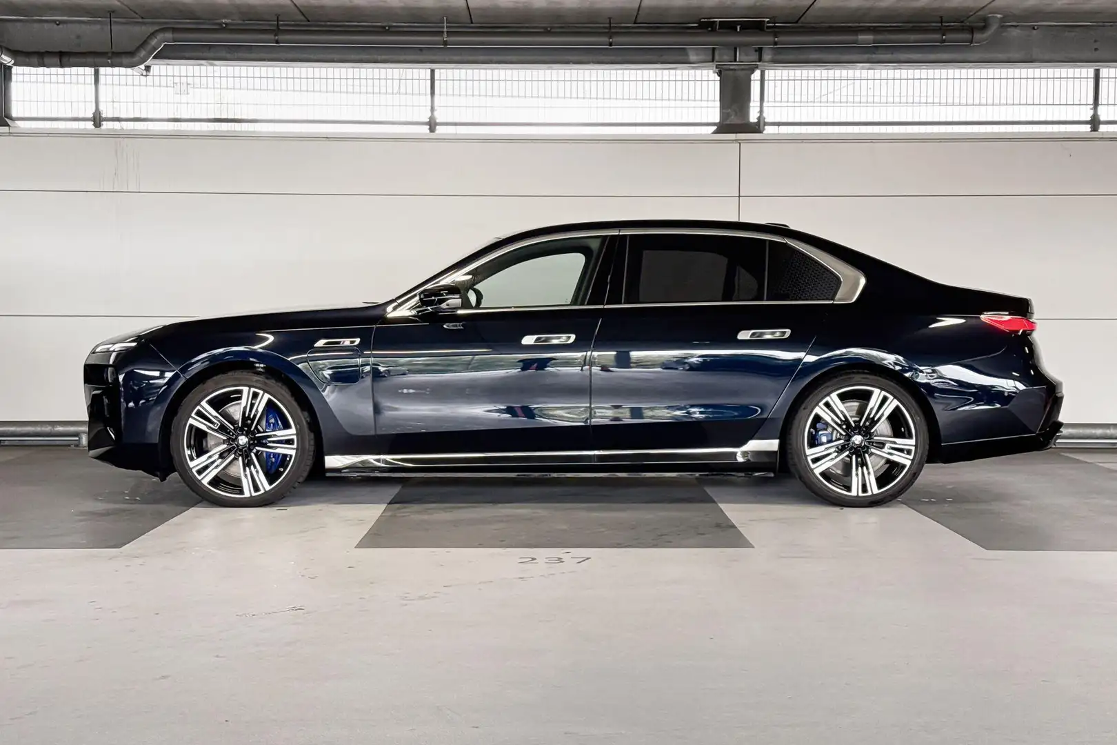 BMW 760 7 Serie M760e xDrive Schwarz - 2