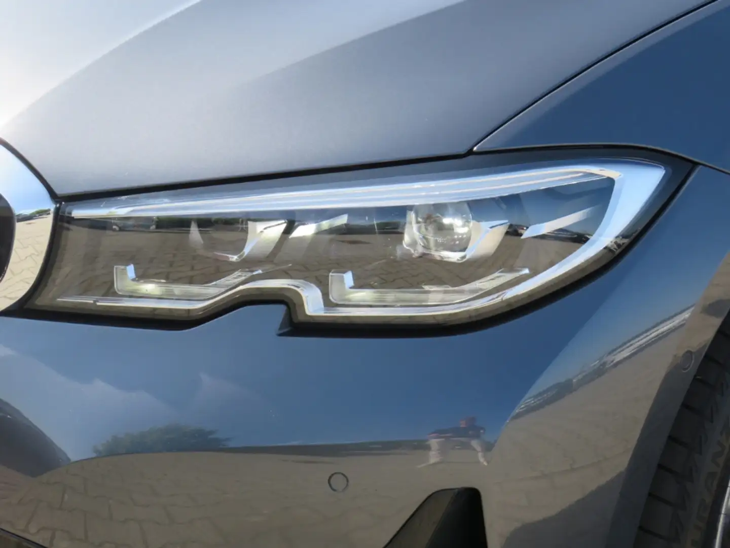 BMW 320 e Sport Line AHK el. klappbar Navi Digitales Cockp Gris - 2