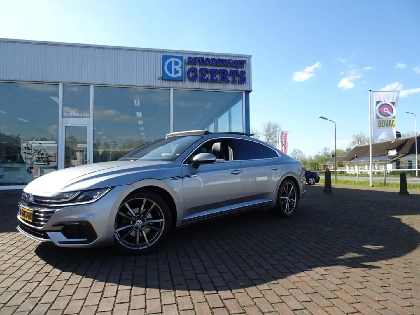 Volkswagen Arteon 1.5 TSI 150pk Business R Automaat Vol opties Panor Grijs - 2