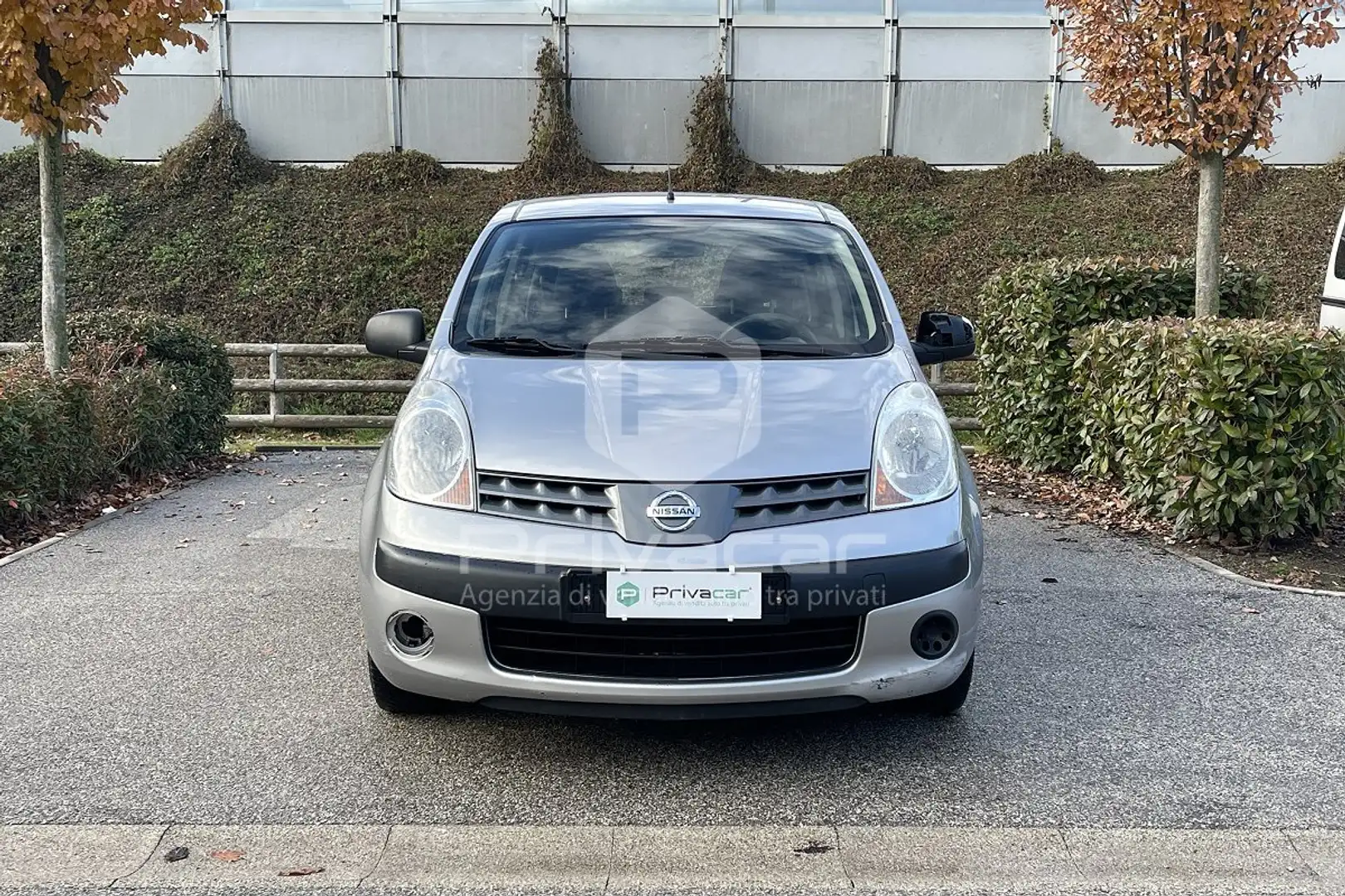 Nissan Note Note 1.4 16V Acenta Silber - 2