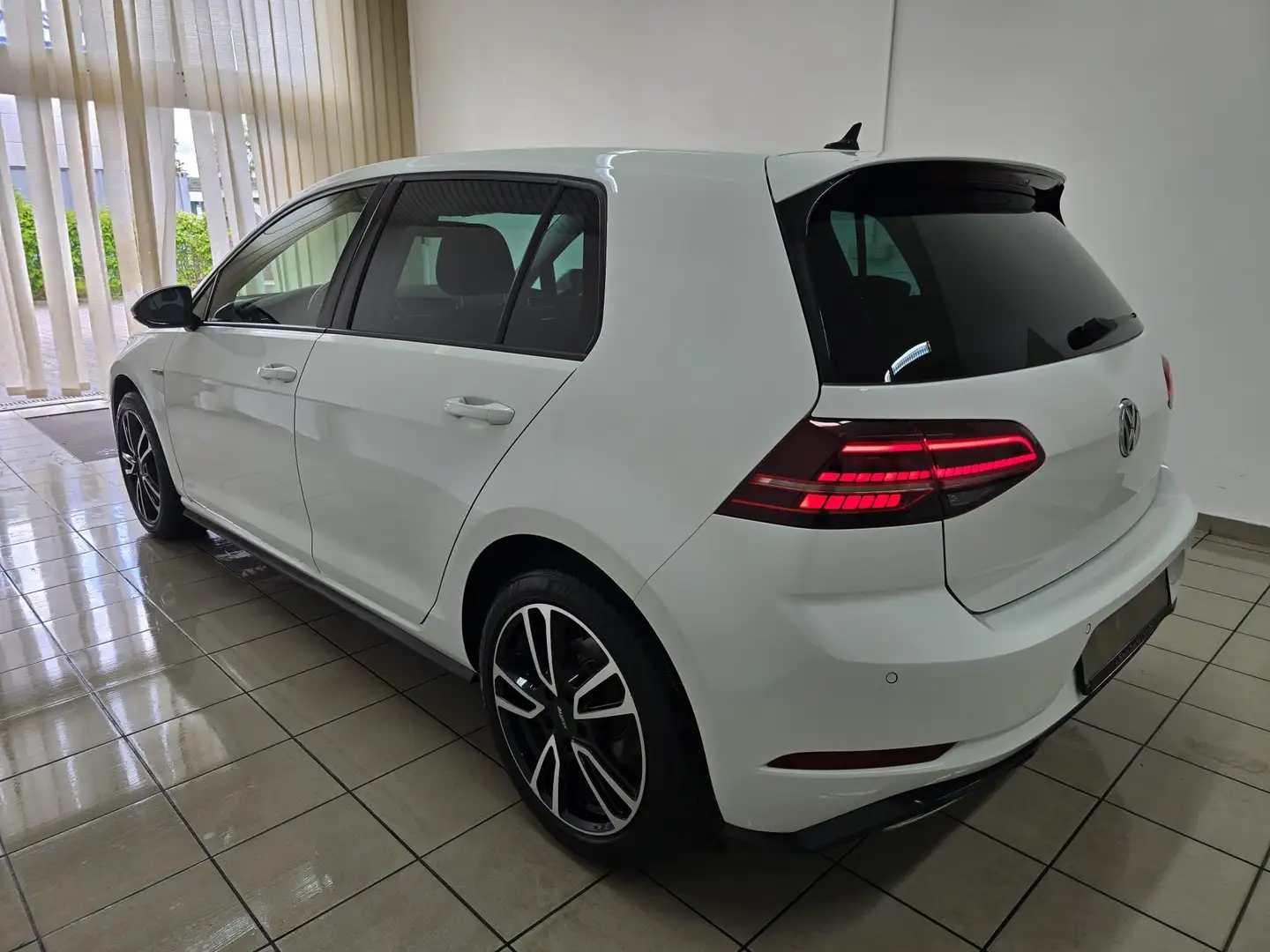 Volkswagen Golf VII Lim. 2.0 TDI Highline R Line LED Virtual Weiß - 2