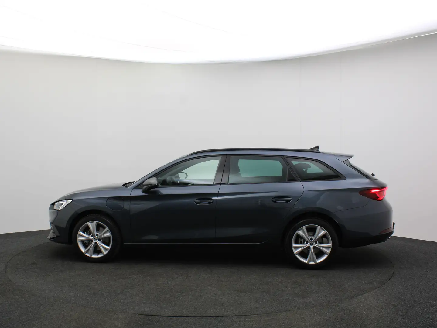 SEAT Leon Sportstourer 1.5 TSI eHybrid 204pk FR Business - e Blauw - 2