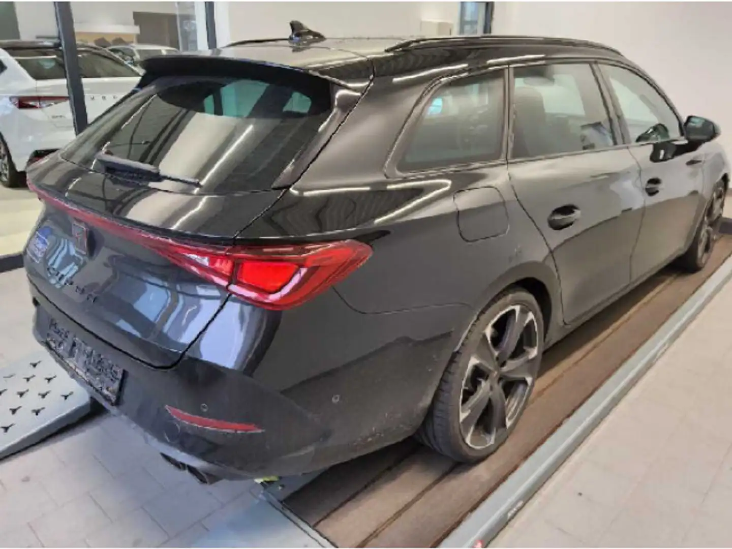 CUPRA Leon Sportstourer VZ 2.0 TSI DSG 4Drive PANO RFK Schwarz - 2