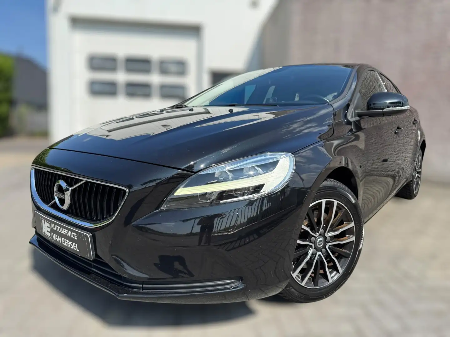 Volvo V40 2.0 T2 Momentum 185PK / 4-SEIZOENENBANDEN / FULL L Noir - 1