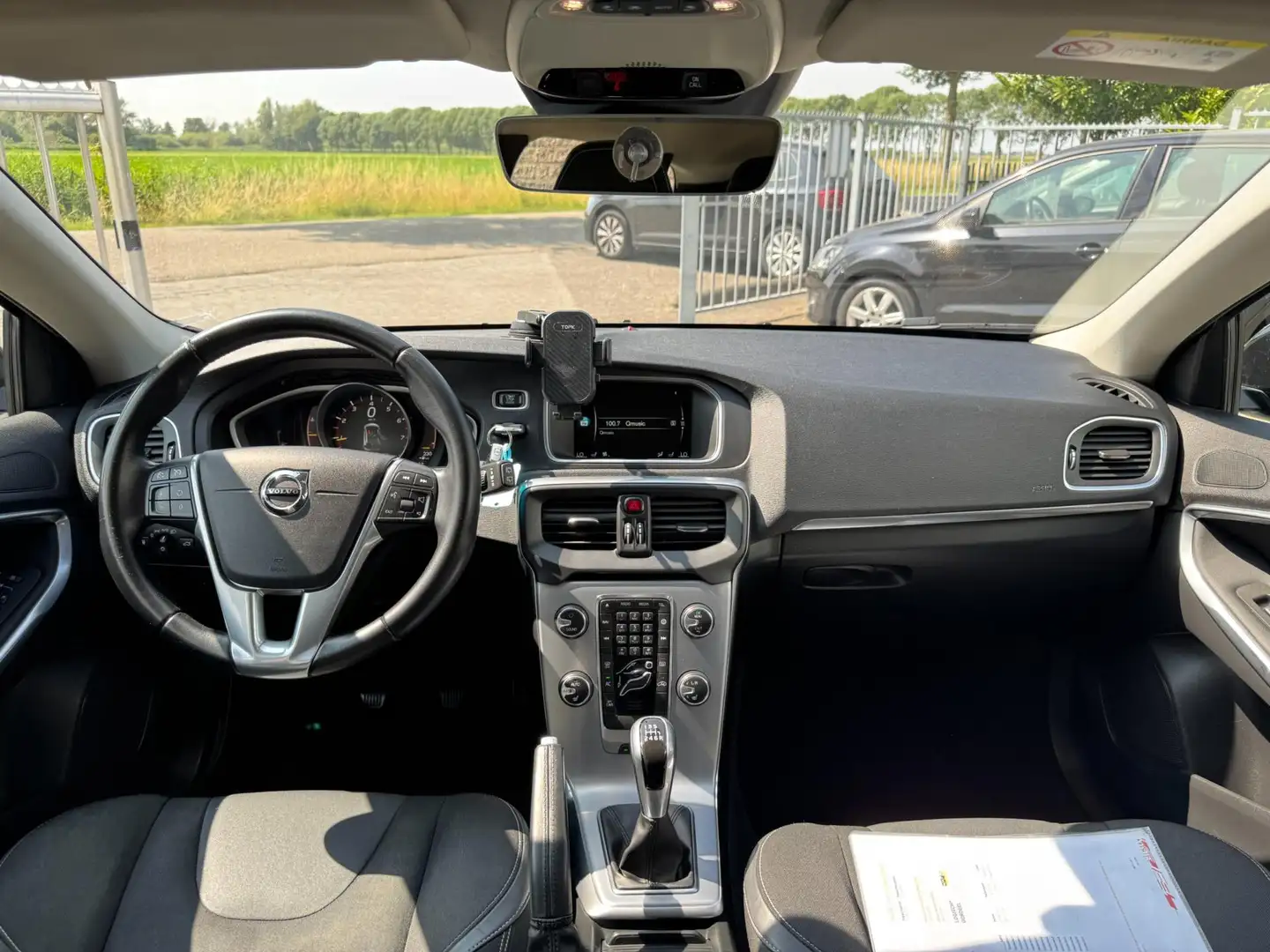 Volvo V40 2.0 T2 Momentum 185PK / 4-SEIZOENENBANDEN / FULL L Noir - 2