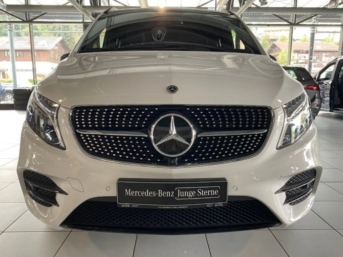 Mercedes-Benz V 300 d 4MATIC AVA ED Lang AMG Sitzuluft STHZG Weiß - 2