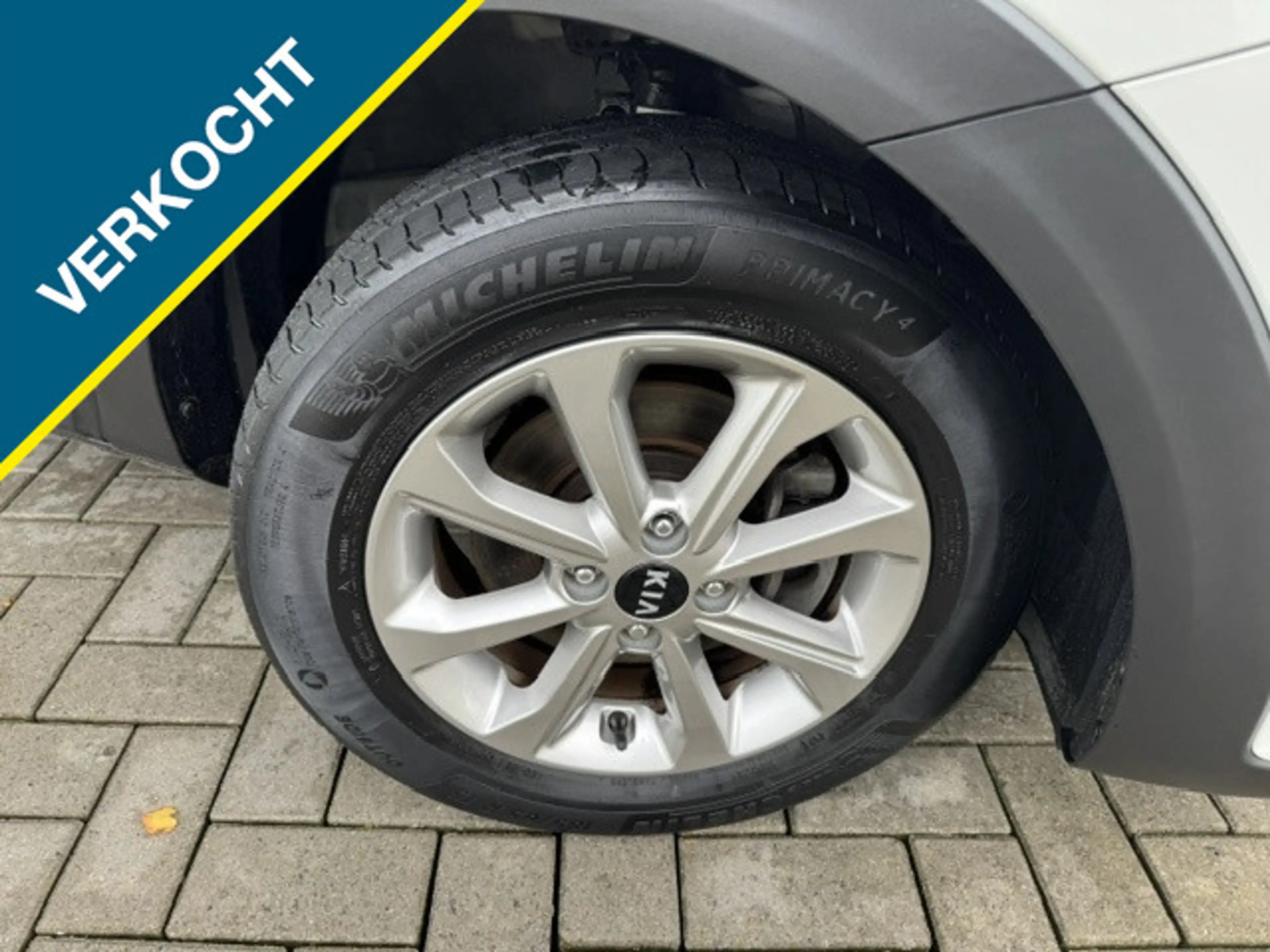 Kia Stonic 1.0 T-GDi MHEV HYBRID DYNAMICLINE + ECC/NAVI/LMV/P — photo 32