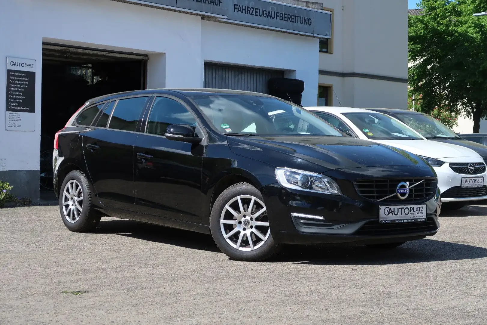 Volvo V60 D3 2.0 *AUTOMATIK *NAVI *BI-XENON *SITZHEIZ. Schwarz - 1