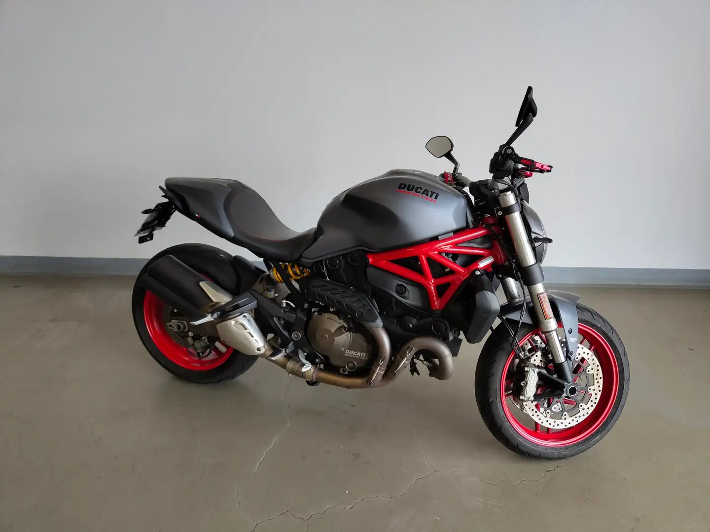 Ducati Monster 821 Grau - 1