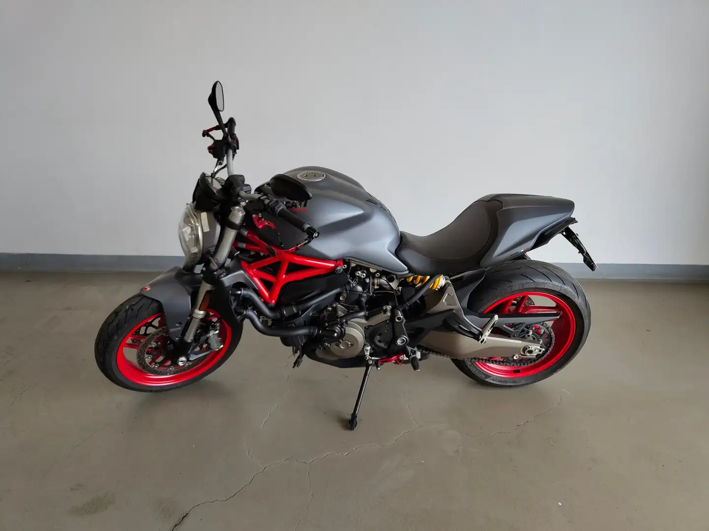 Ducati Monster 821 Grau - 2