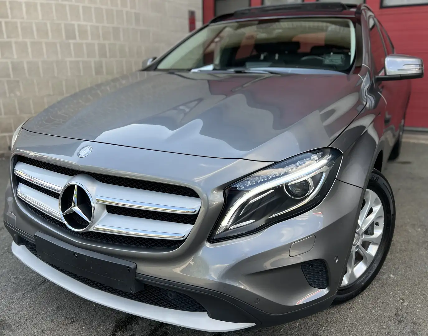 Mercedes-Benz GLA 200 d + NAVI + TOIT PANO + CUIR + CAR-PASS Gris - 1