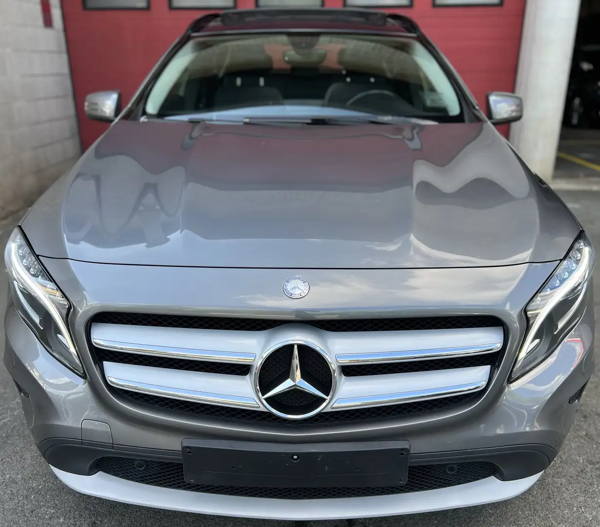 Mercedes-Benz GLA 200 d + NAVI + TOIT PANO + CUIR + CAR-PASS Gris - 2