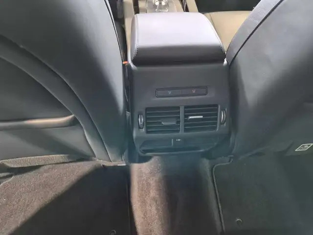 Land Rover Discovery Sport view 13