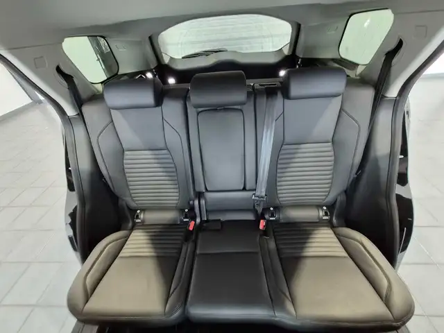 Land Rover Discovery Sport view 14