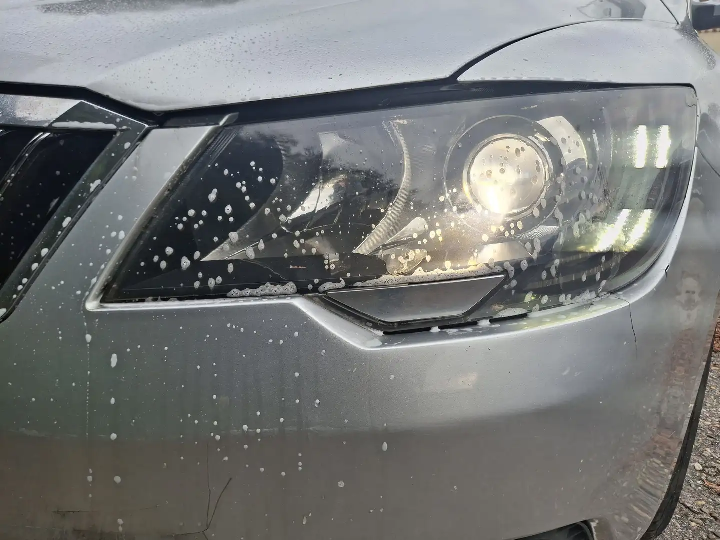 Skoda Superb GREENLINE 1,6 TDI XENON/SITZHEIZUNG/ALU/Multi/Temp - 2