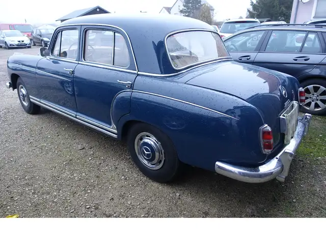 Mercedes-Benz 220 view 4