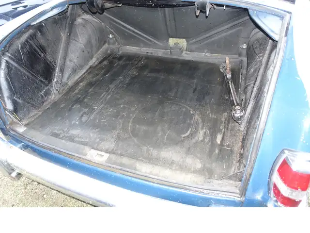 Mercedes-Benz 220 view 14