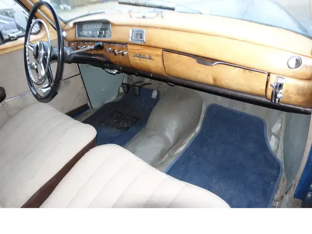 Mercedes-Benz 220 view 11