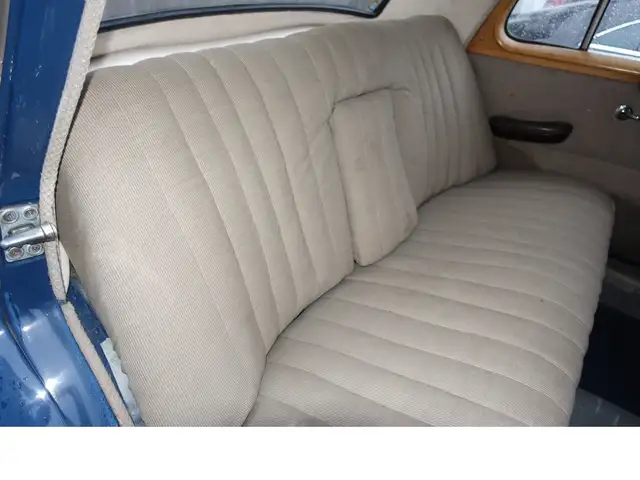 Mercedes-Benz 220 view 8